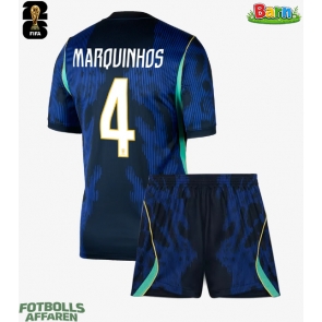 Brasilien Marquinhos #4 Bortaställ Barn VM 2026 Kortärmad (+ Korta byxor)